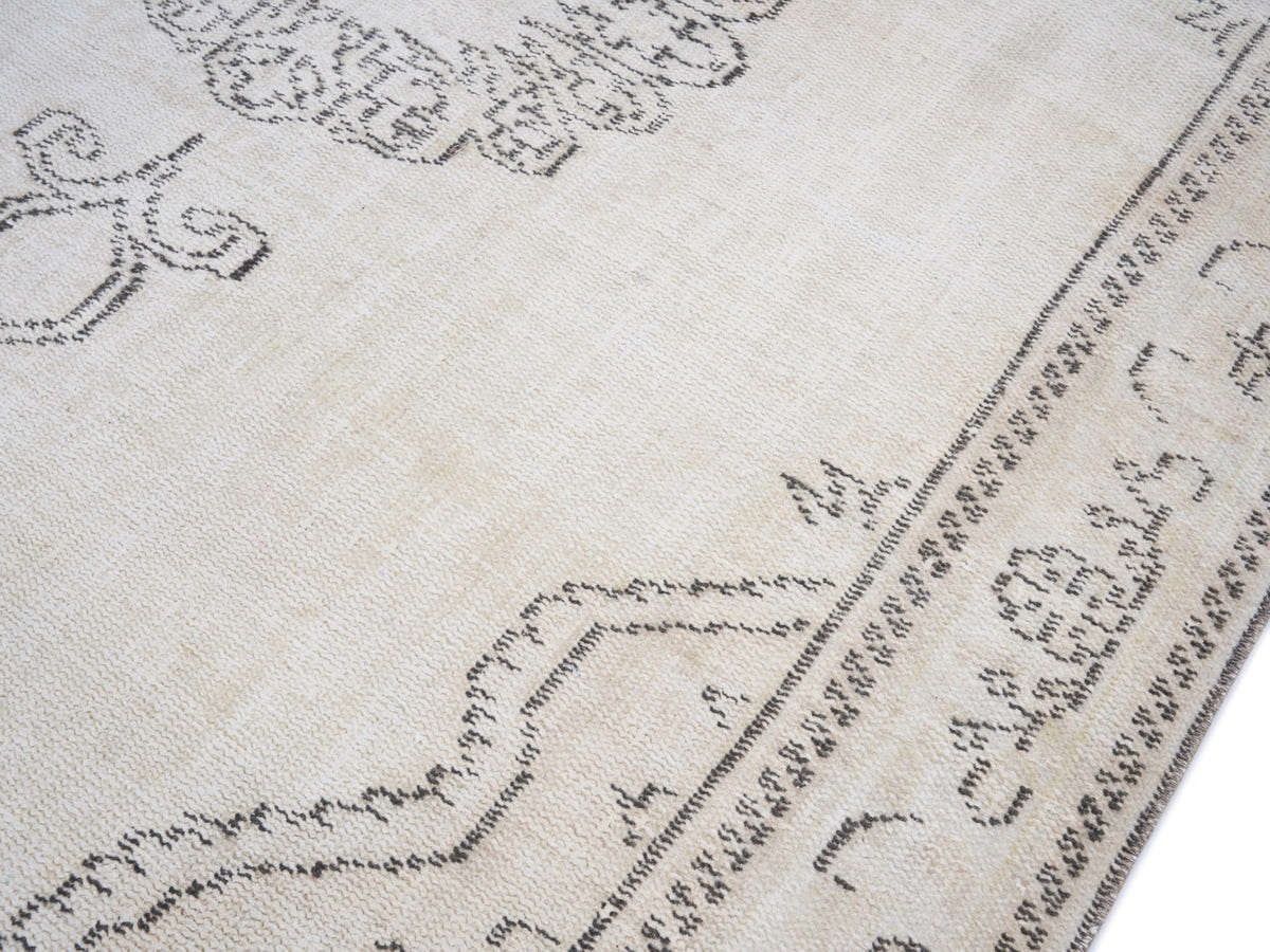 8211, Turkish Manisa Area Rug