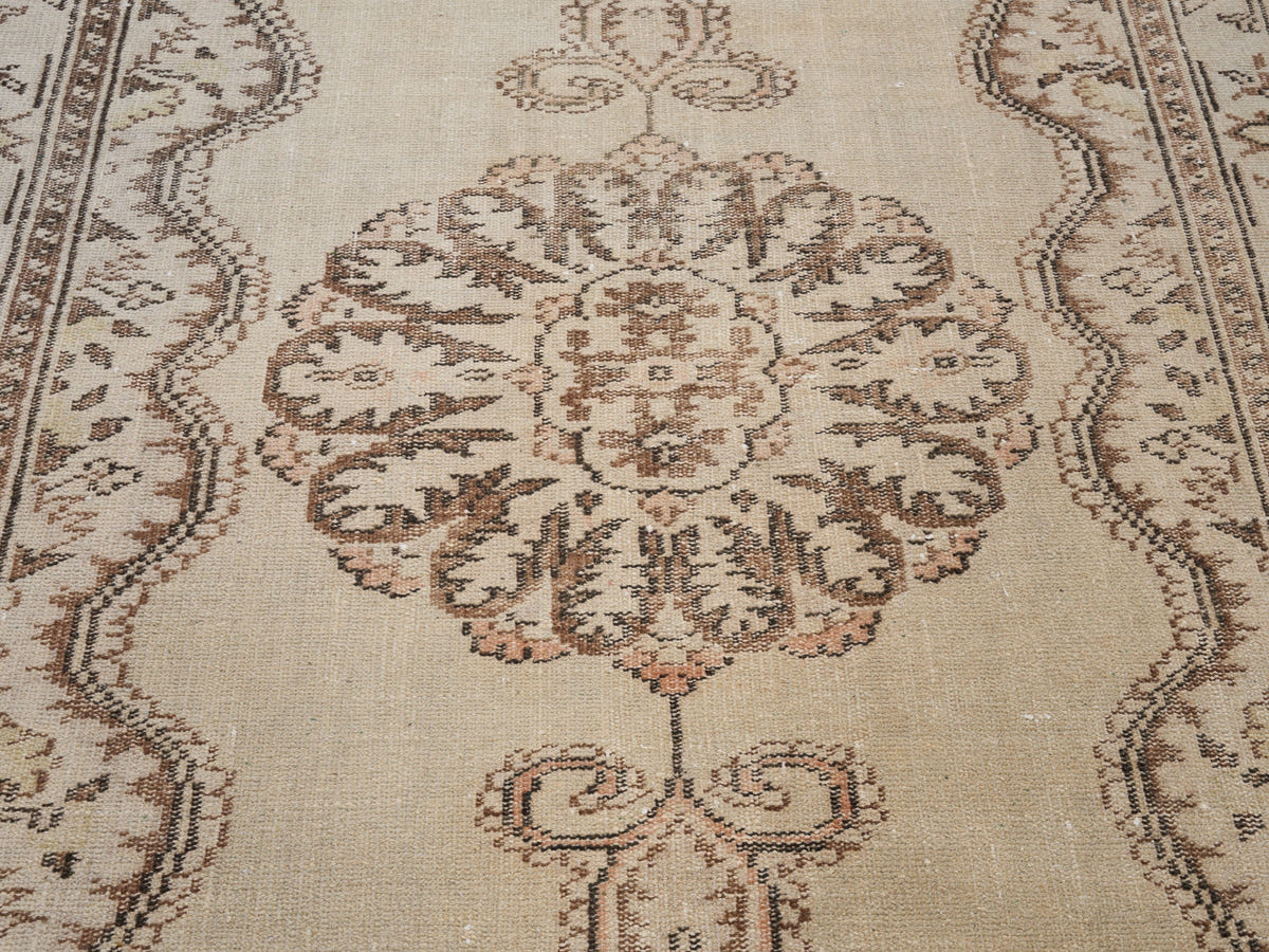 8123, Turkish Manisa Area Rug