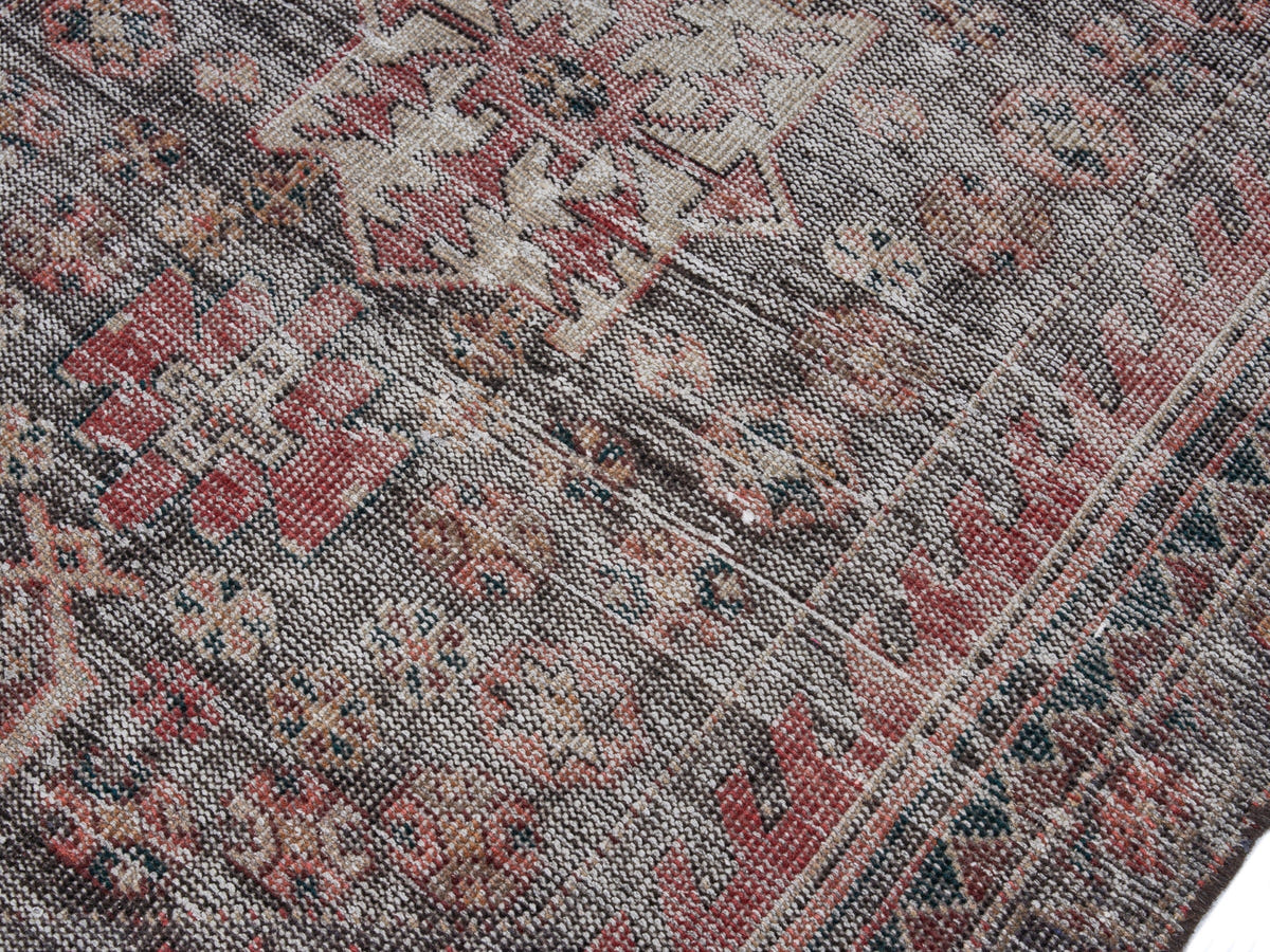 8909, Persian Saveh Area Rug