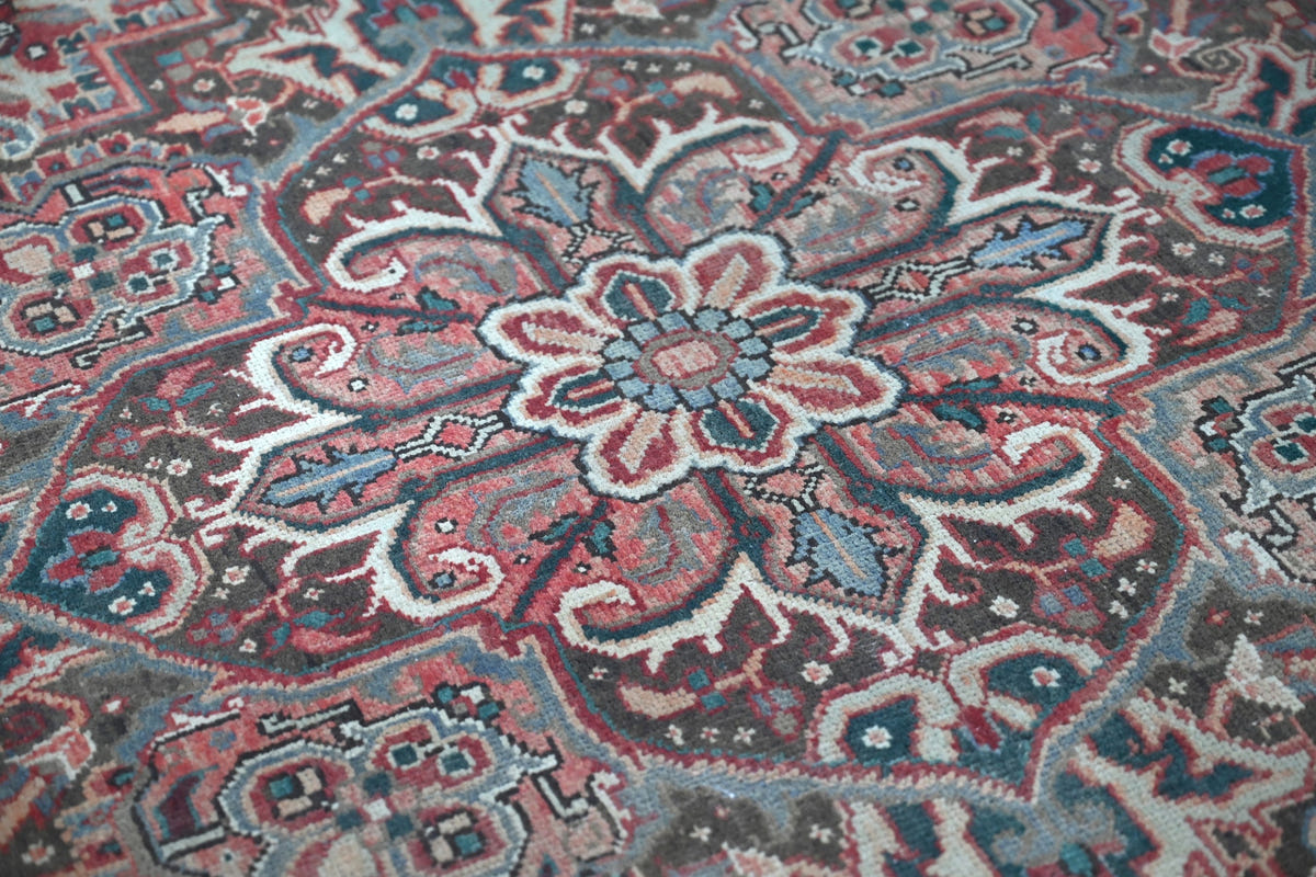 10011, Persian Heriz Area Rug