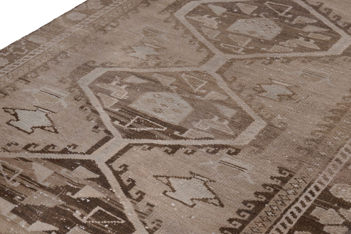 2564, Persian Shiraz Runner Rug