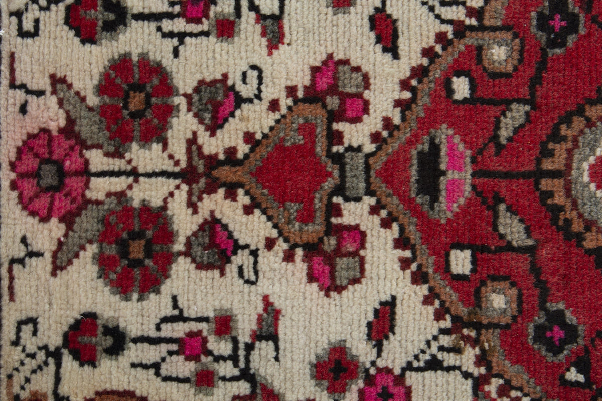 Persian Hamadan accent rug in ivory and deep red, view 7 of 10
