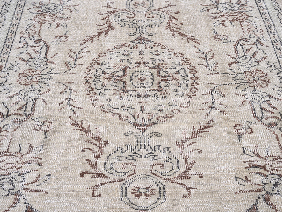 8025, Turkish Manisa Area Rug