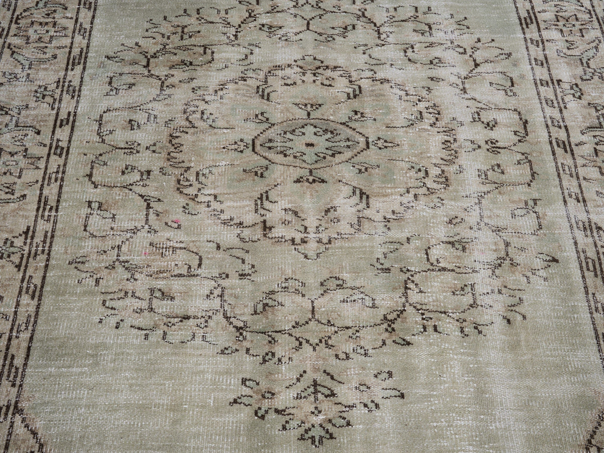 8009, Turkish Manisa Area Rug