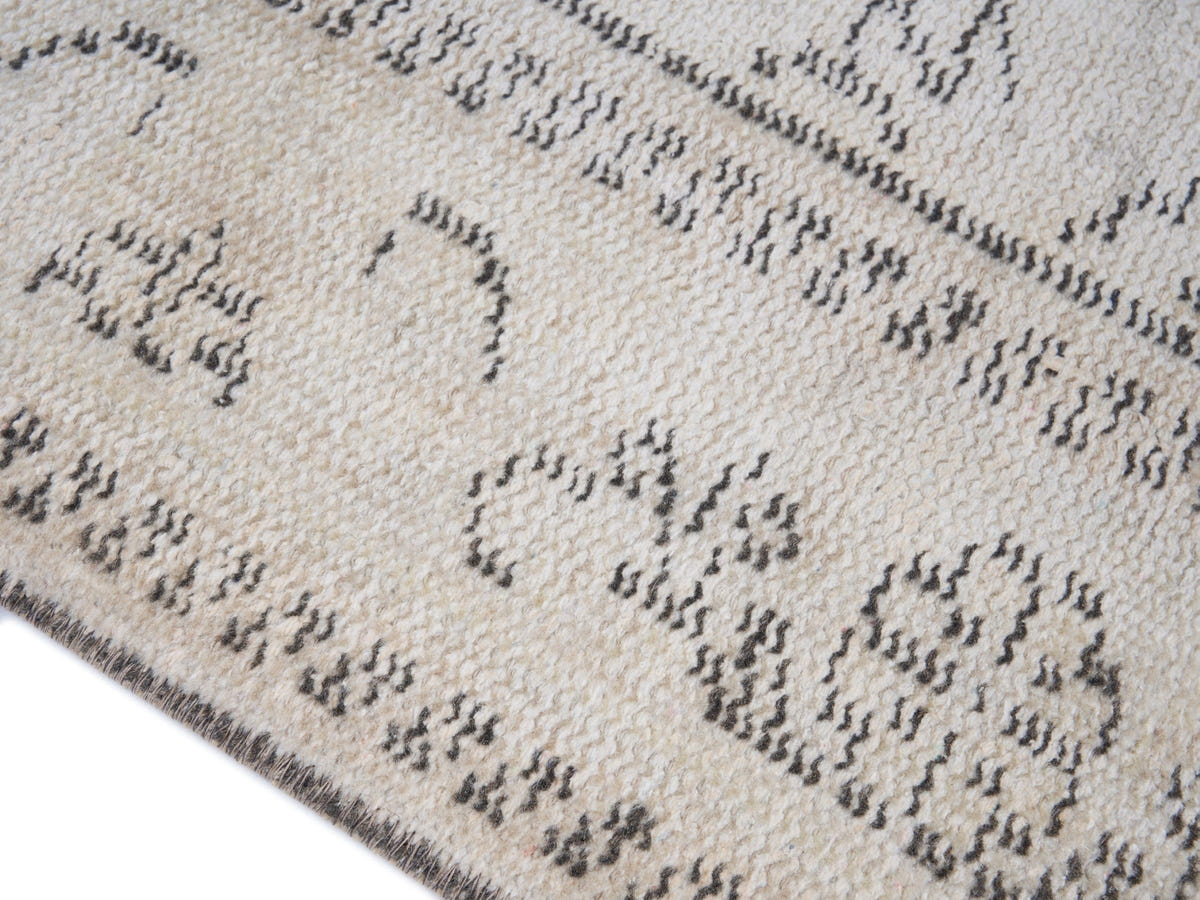 8211, Turkish Manisa Area Rug