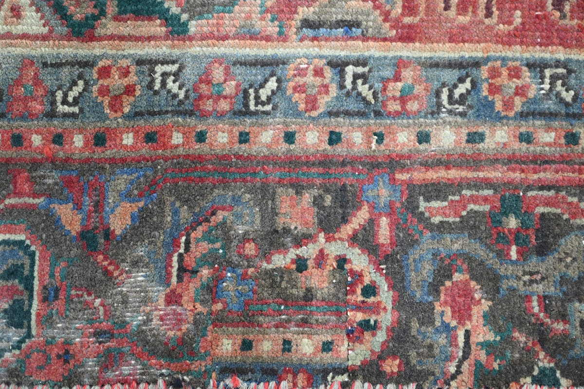10011, Persian Heriz Area Rug