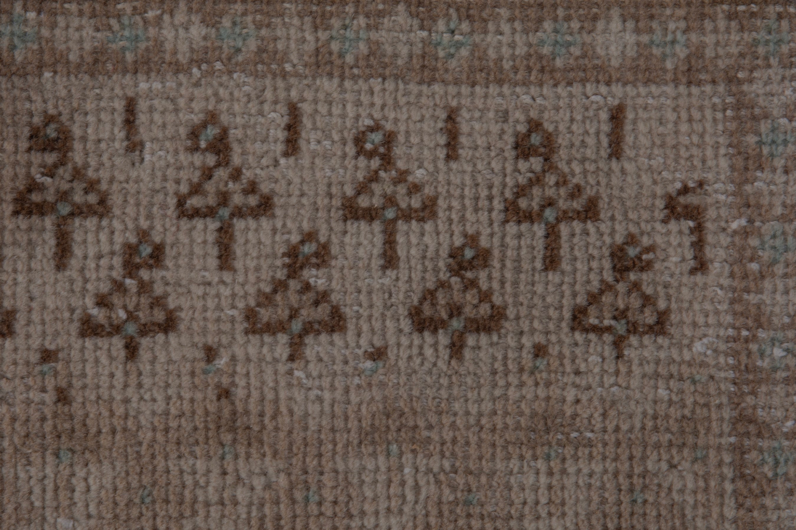 Persian Arak accent rug in taupe, view 11 of 18