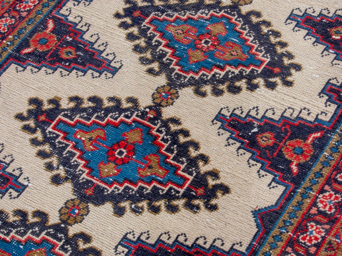 4304, Persian Vist Runner Rug