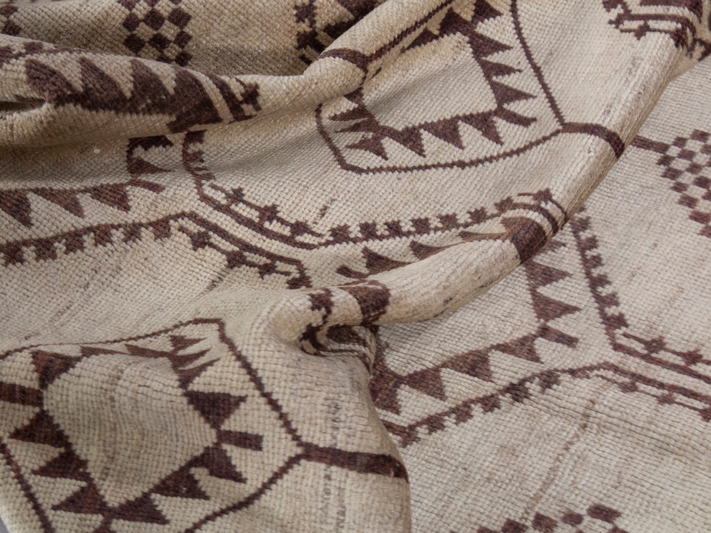 Persian Shiraz area rug in cream and faded red, view 17 of 18