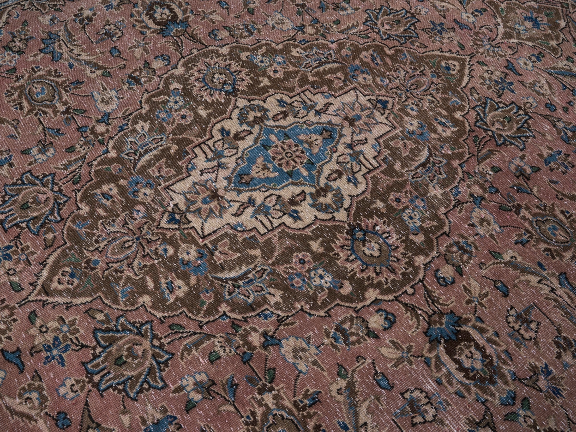 Persian Kashan oversized rug in dusty rose and antique gold, view 12 of 15