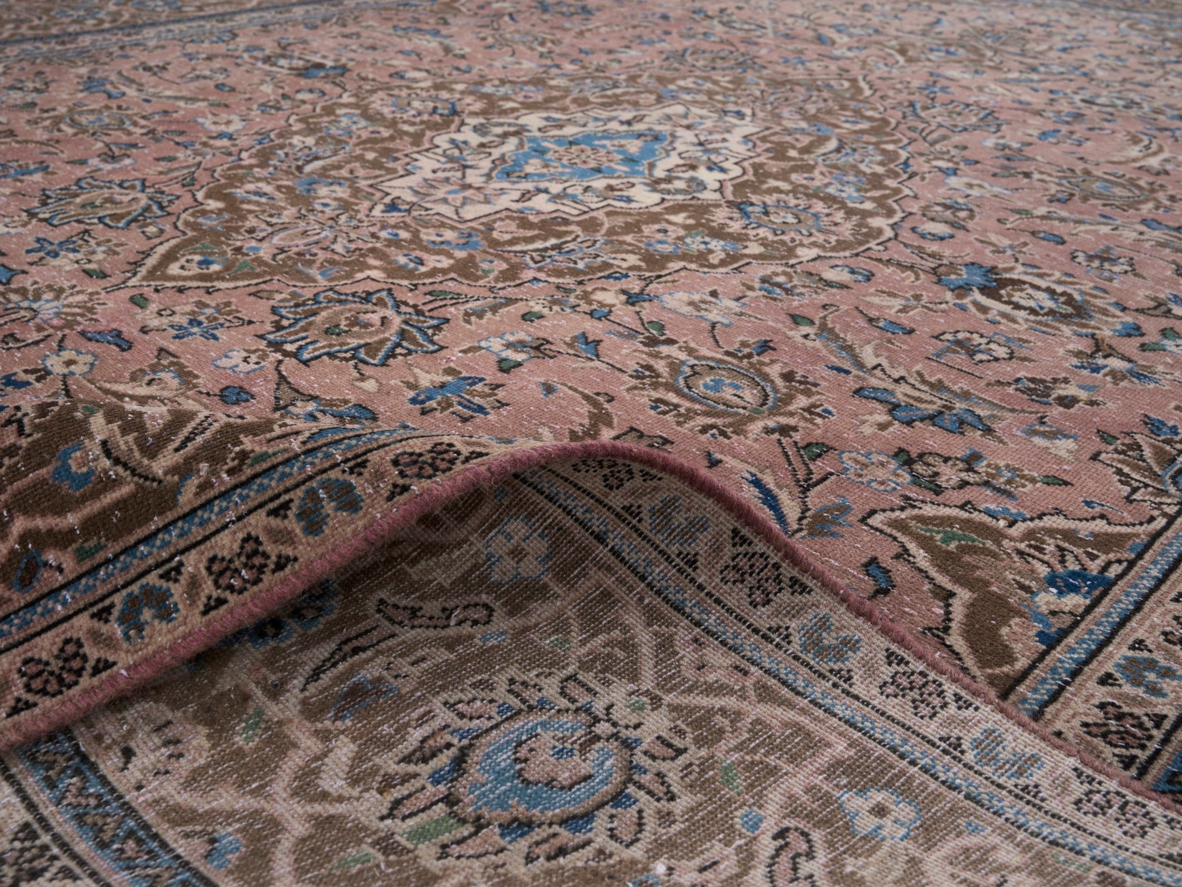 Persian Kashan oversized rug in dusty rose and antique gold, view 14 of 15