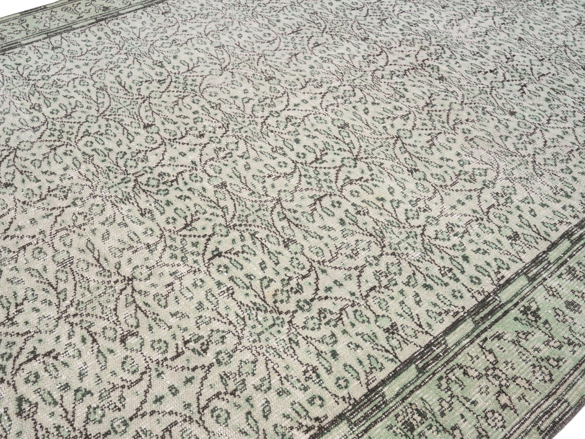 8486, Turkish Manisa Area Rug