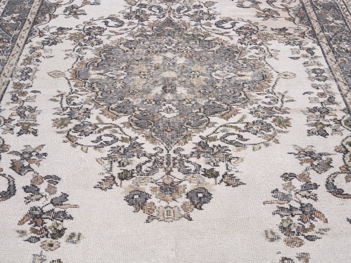 8680, Turkish Isparta Area Rug